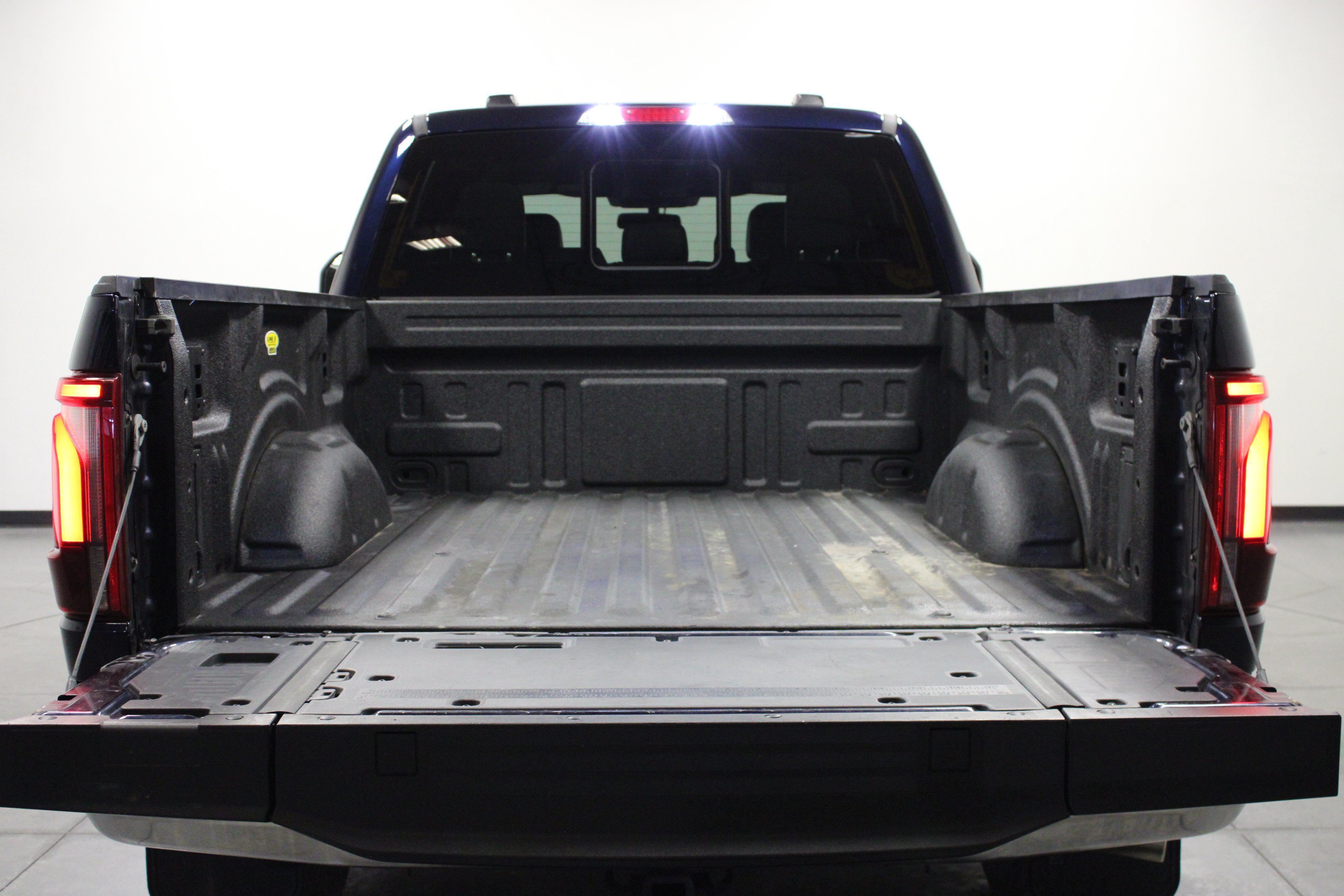 Used 2024 Antimatter Blue Metallic Ford LARIAT image 15