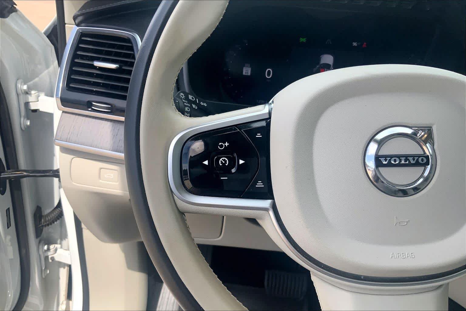 Used 2025 WHITE Volvo Ultra image 23