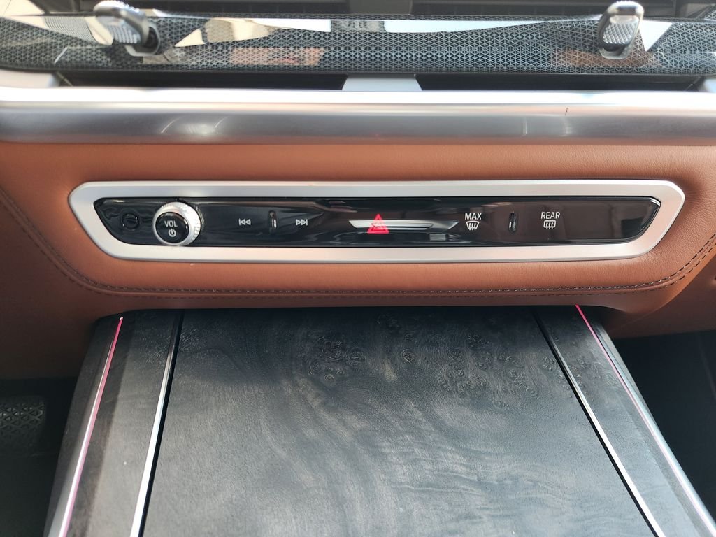 Used 2023 White Metallic BMW xDrive40i image 18