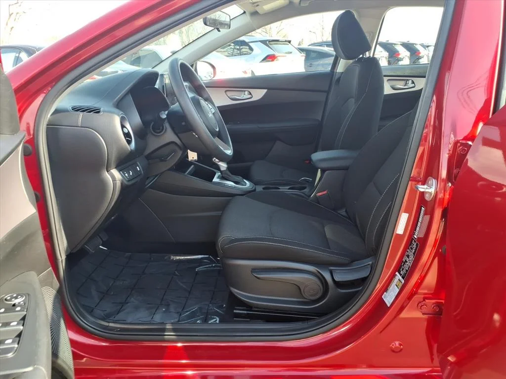2024 Kia Forte LXS - Photo 12