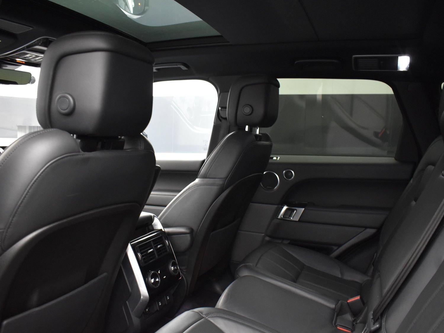 Used 2019 Fuji White Land Rover HSE image 10