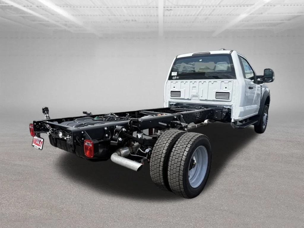 New 2026 Oxford White Ford F-450® XL image 3