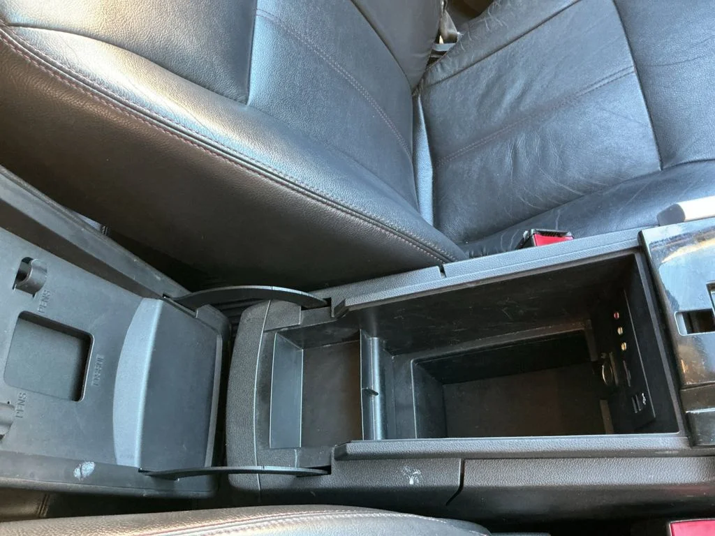 Used 2011 White Ford Limited image 29
