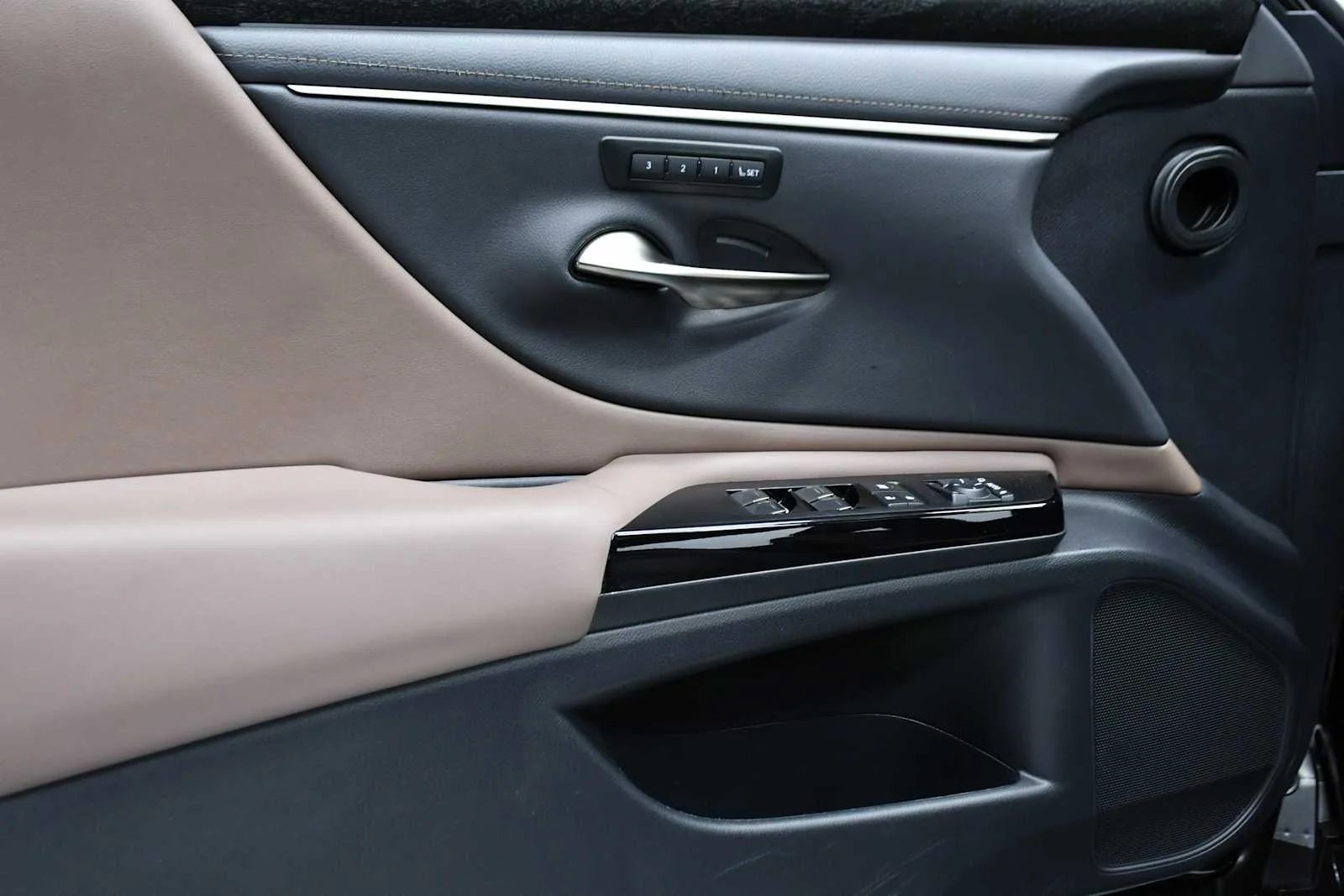 Certified Used 2025 CAVIAR Lexus  image 14