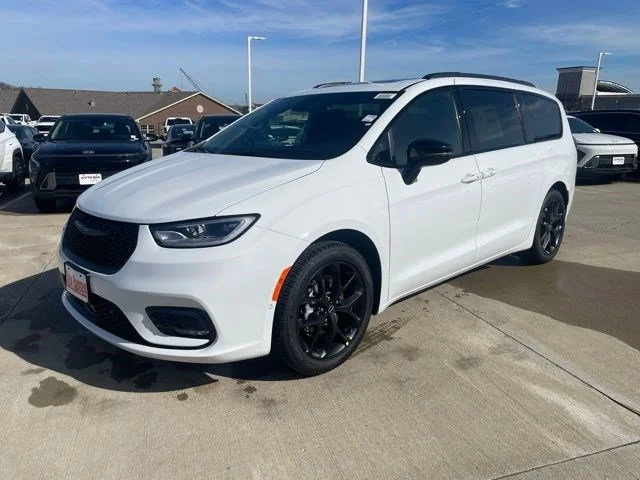 2026 Chrysler Pacifica Select's photo