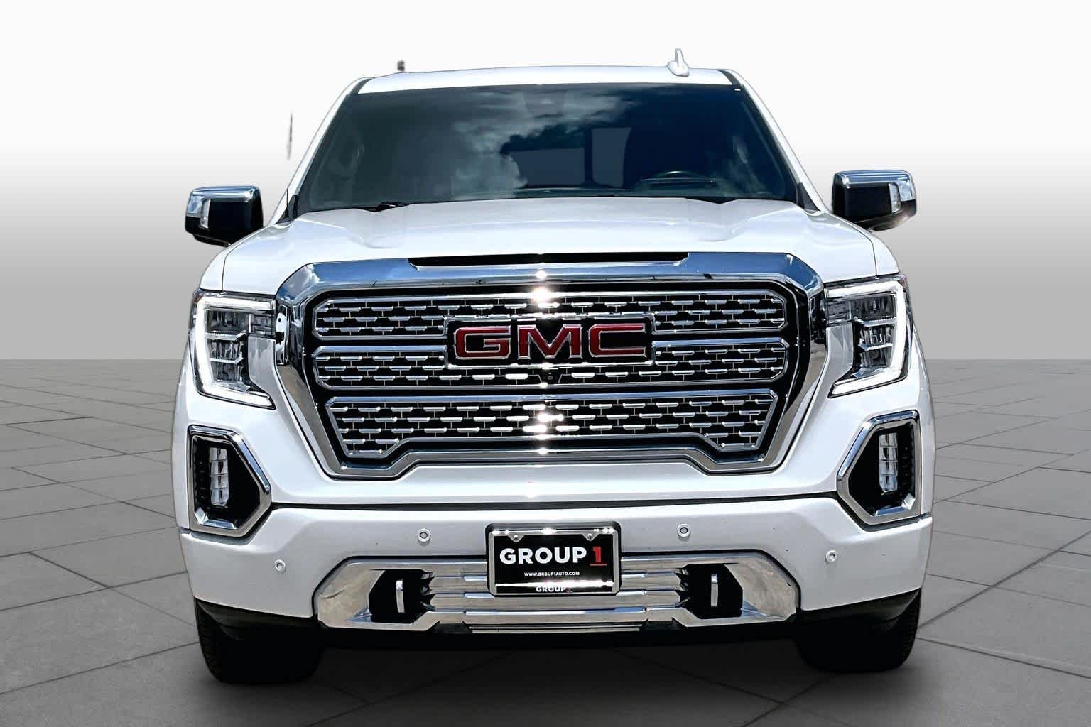 Used 2022 White Frost Tricoat GMC Denali image 4