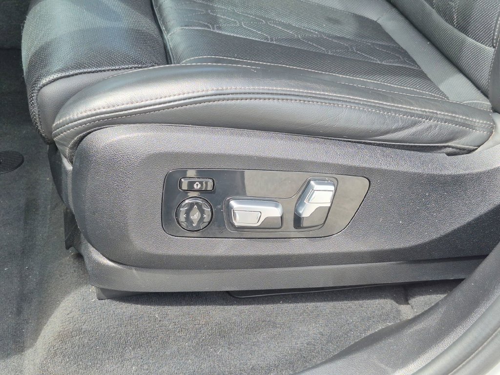 Used 2023 White BMW xDrive40i image 17