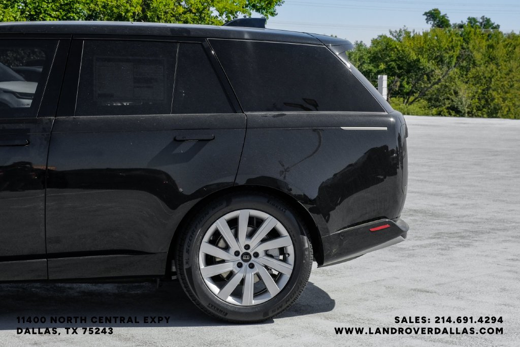 New 2027 Santorini Black Metallic Land Rover SE image 15