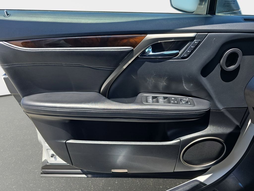 Used 2019 White Lexus 450h image 30