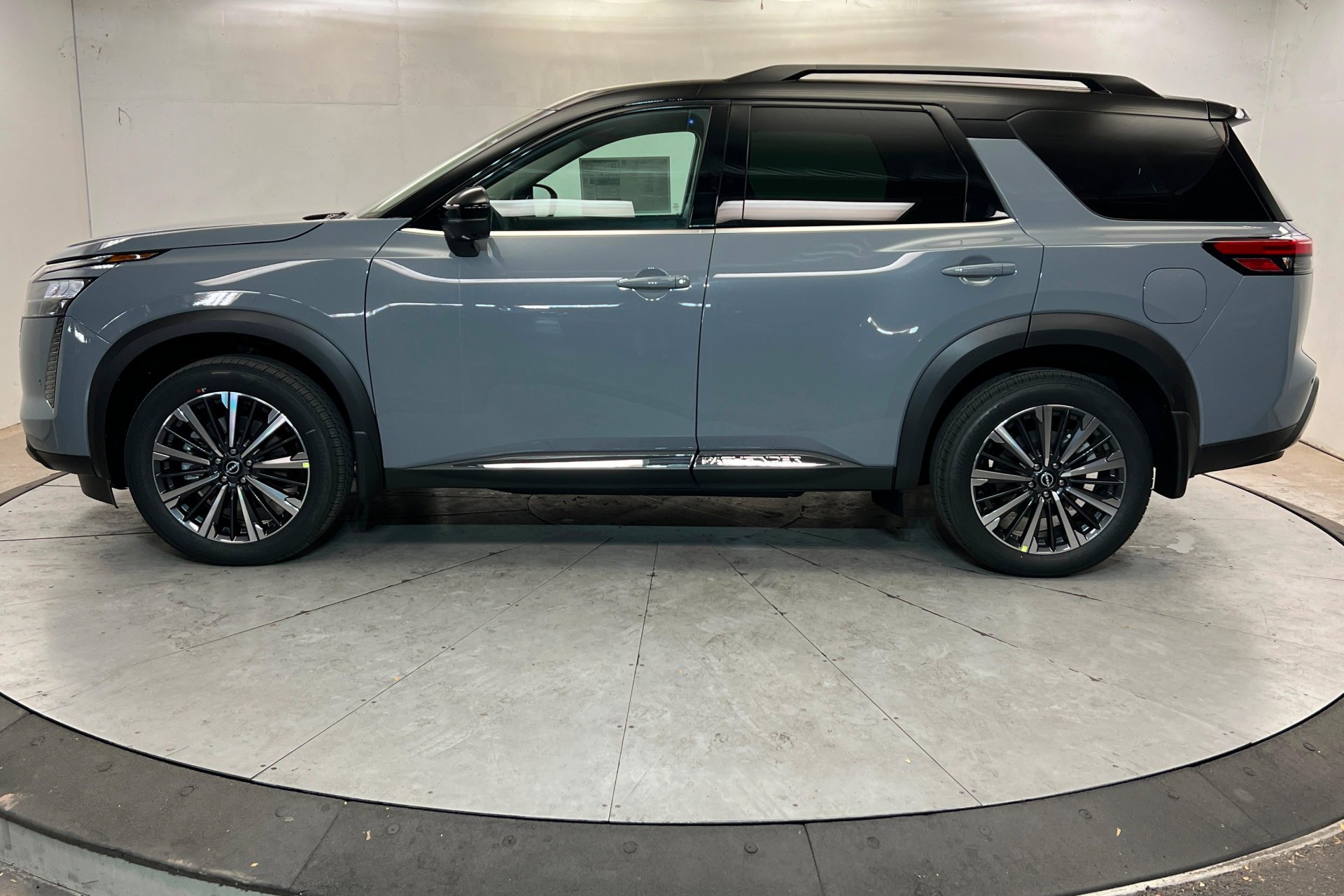 New 2026 Boulder Gray Pearl / Super Black Two-tone Nissan Platinum image 2