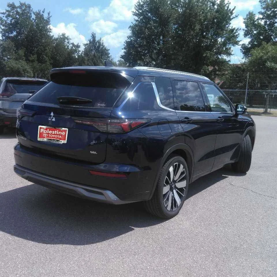 Used 2025  Mitsubishi SEL image 3