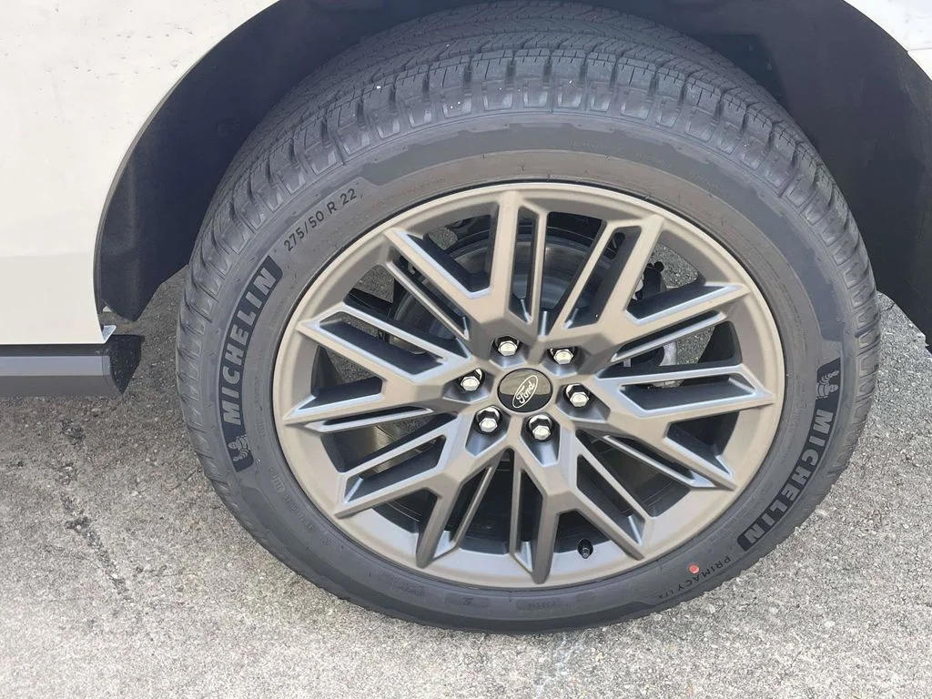 New 2027 Star White Metallic Tri-Coat Ford Platinum image 9