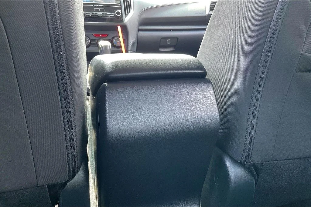 Used 2022 White Subaru Base image 38