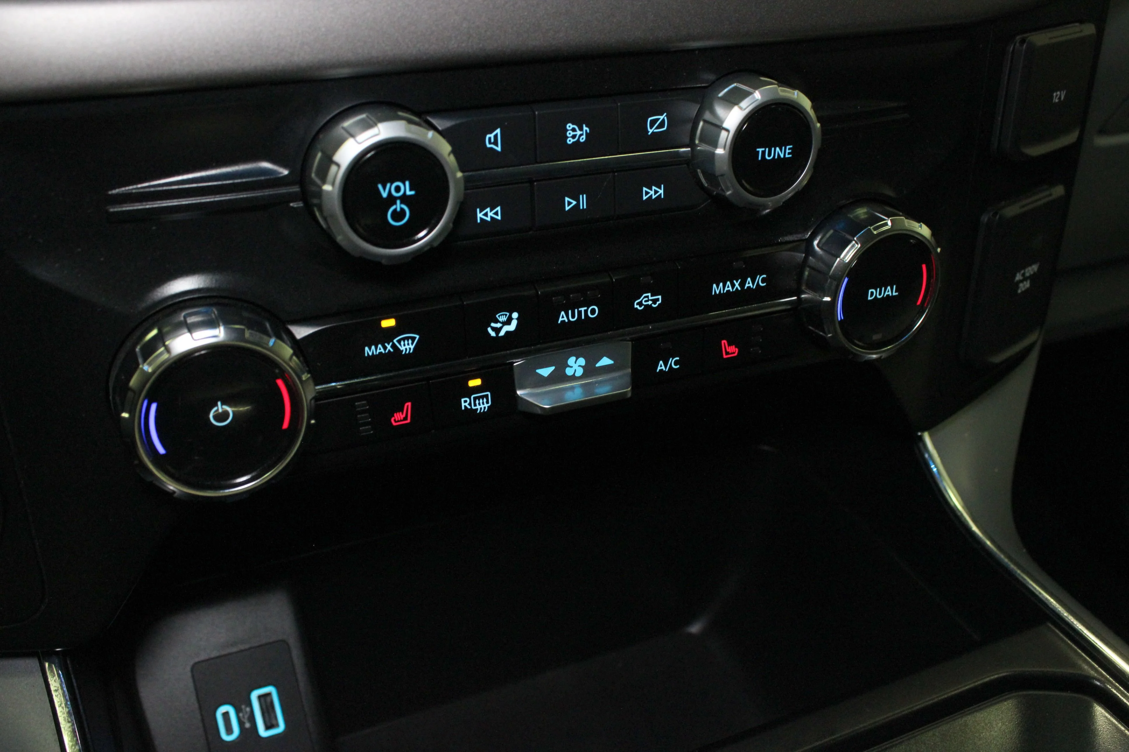 Used 2024 Oxford White Ford XLT image 27