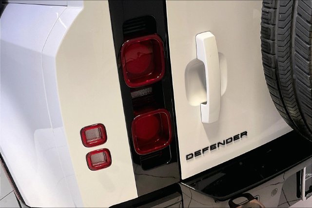 Used 2024 Fuji White Land Rover X-Dynamic SE image 26