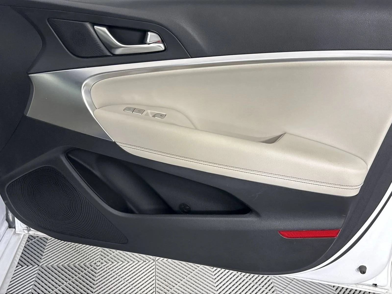Used 2025 White Genesis 2.5T image 30