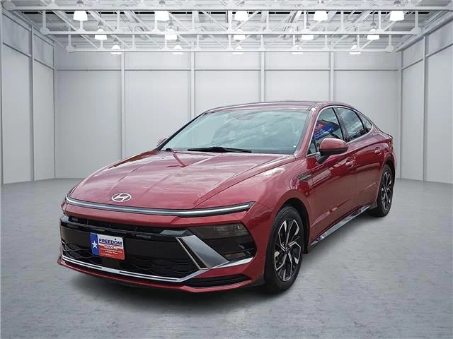 Used 2025 Ultimate Red Hyundai SEL Front-Wheel Drive image 1