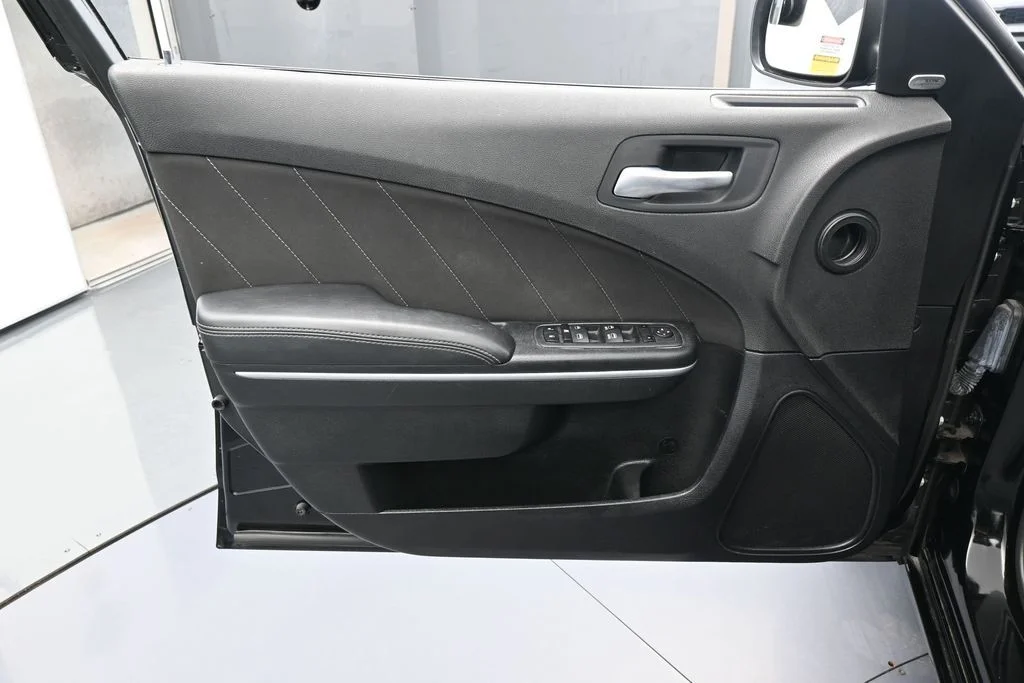 Used 2023 Pitch Black Clearcoat Dodge SXT image 12