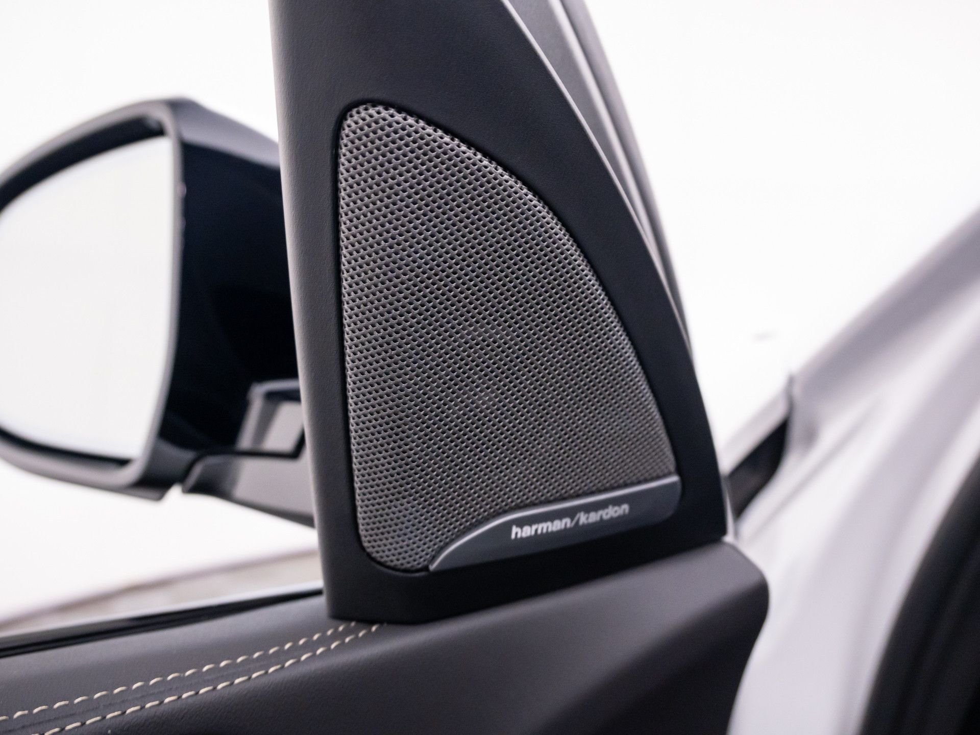 New 2026 Mineral White Metallic BMW xDrive40i image 16