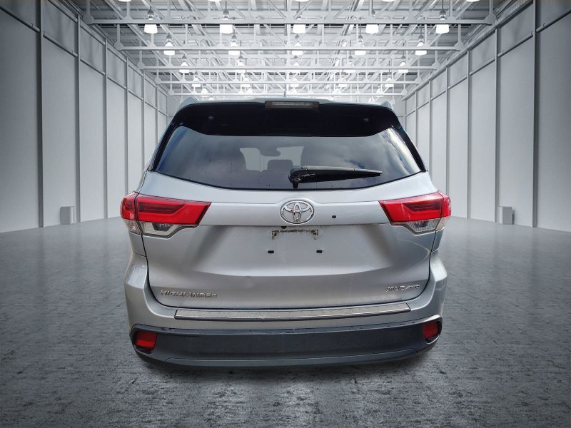 Used 2018 Silver Toyota XLE image 5
