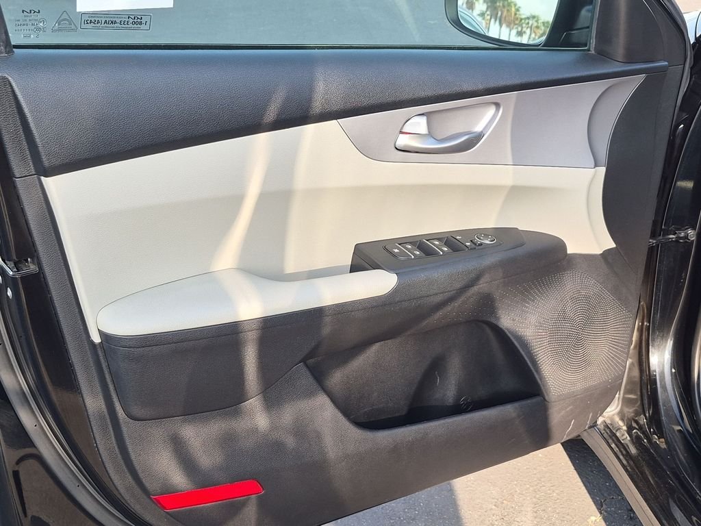 2023 Kia Forte LXS - Photo 12