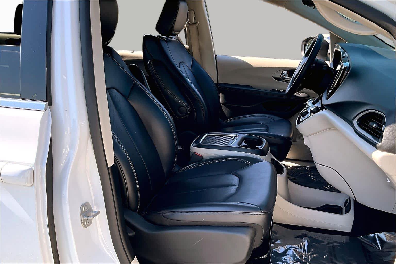 Used 2023 Bright White Clearcoat Chrysler Touring L image 9