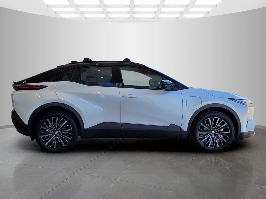 New 2026 Wind Chill Pearl with Midnight Black Metallic roof <sup>1</sup> Toyota  XSE image 2
