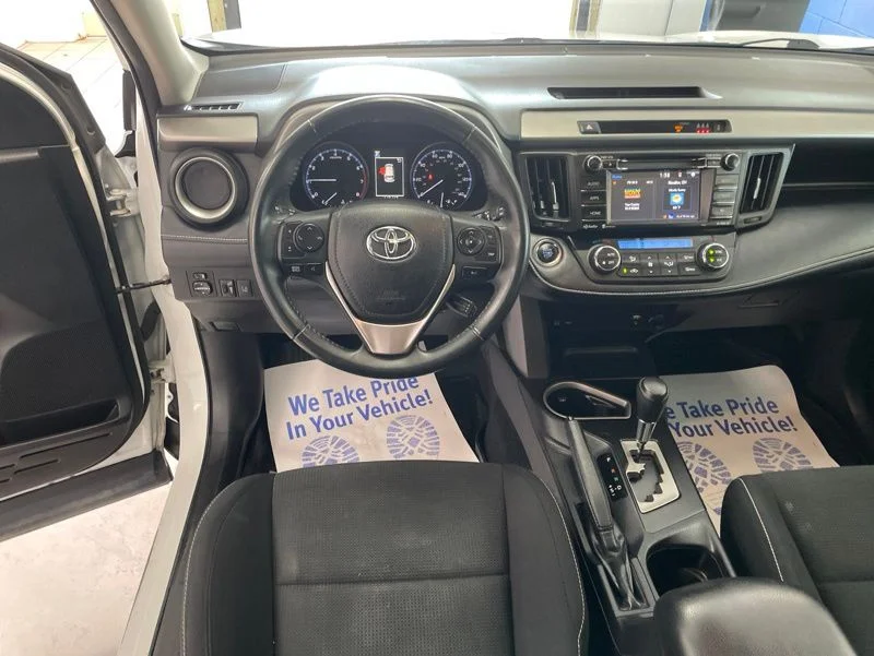 Used 2018 White Toyota XLE image 34