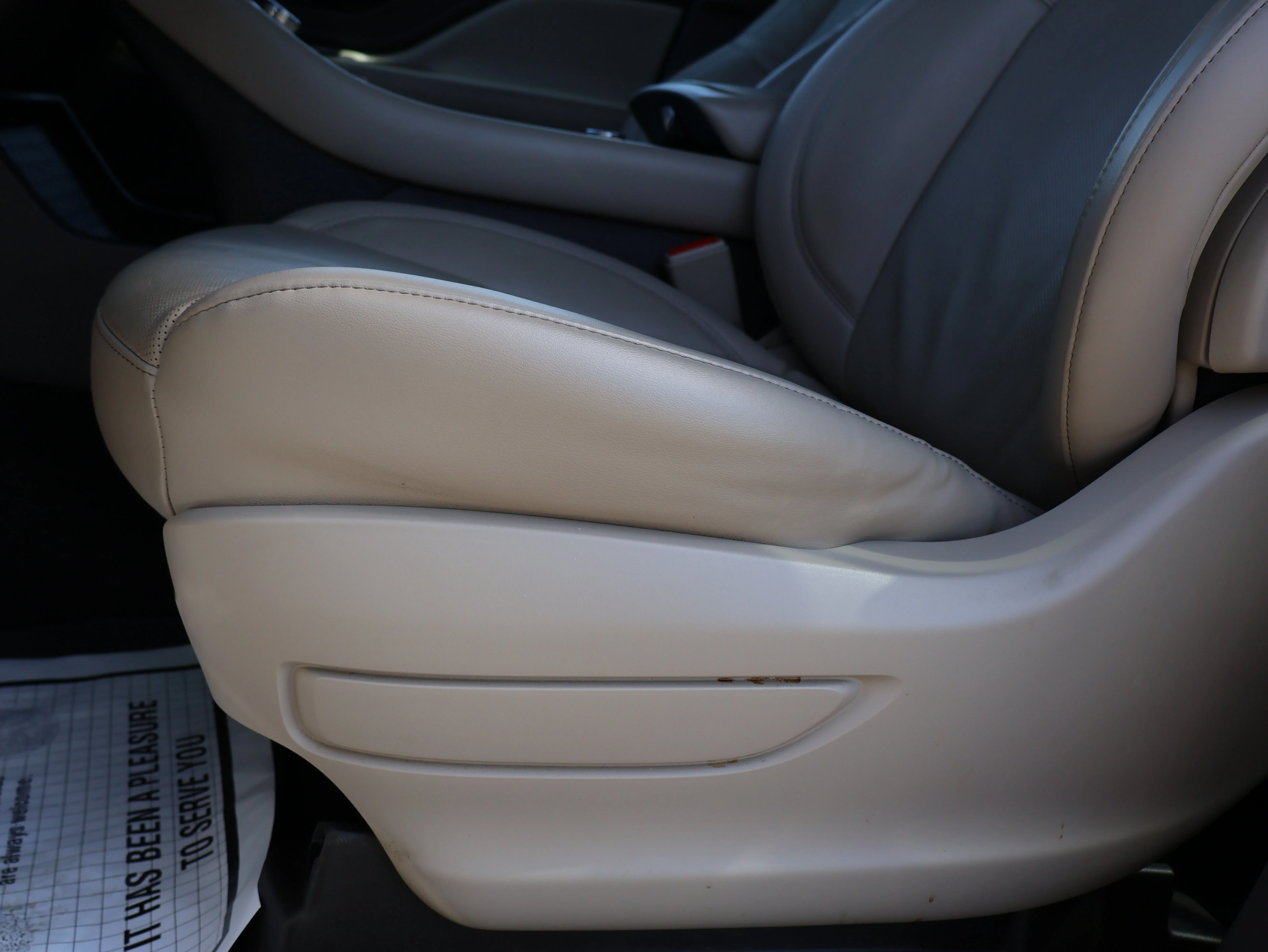 Used 2023 Pristine White Metallic Tri-Coat Lincoln Reserve image 28
