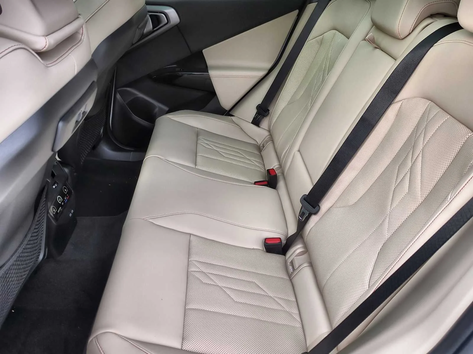 New 2026 Mineral White Metallic BMW 30 xDrive image 20