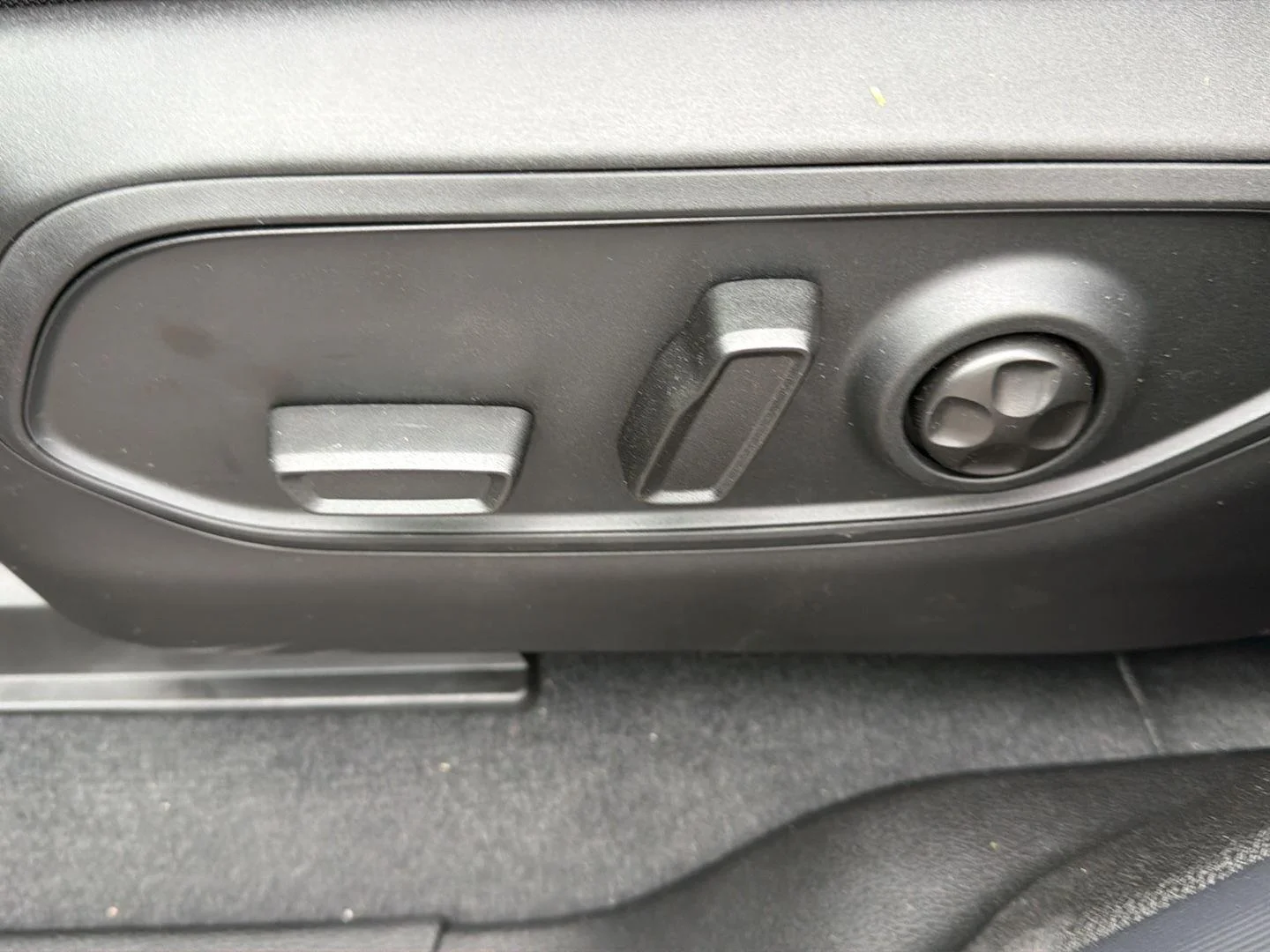 New 2026 Silver Zynith Jeep Laredo X image 11