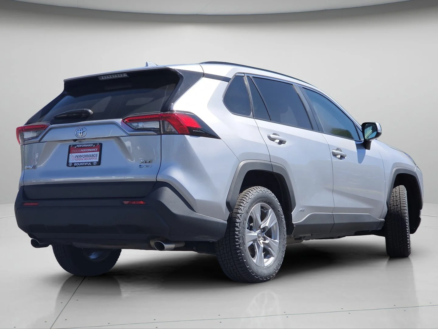 Used 2025 Silver Sky Metallic Toyota XLE image 24
