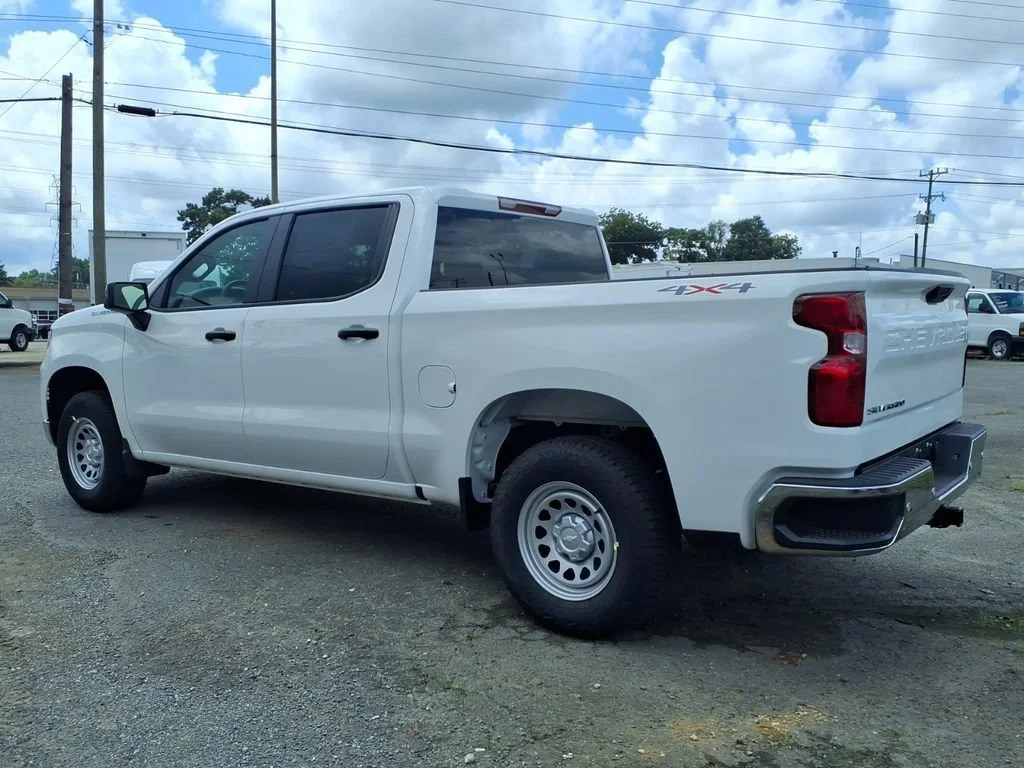 New 2026 Summit White Chevrolet WT image 4