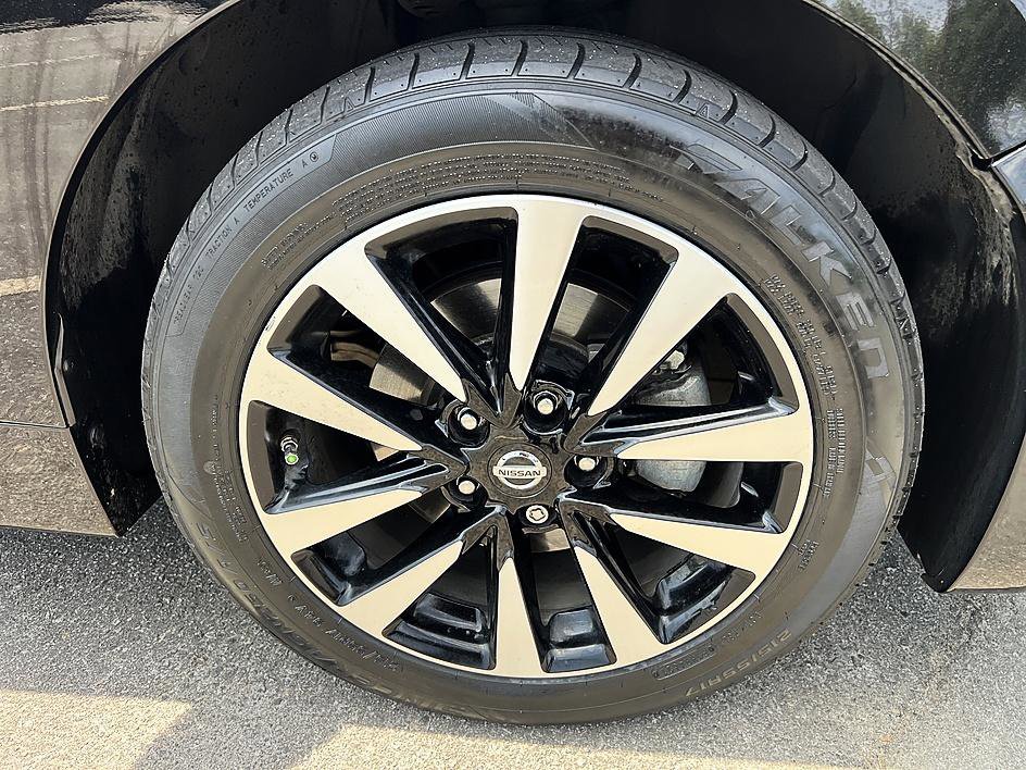 Used 2018 Super Black Nissan 2.5 SL image 12