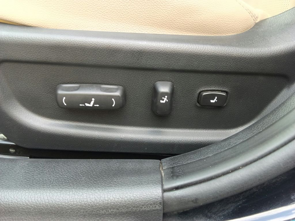Used 2012 Black Kia EX image 17