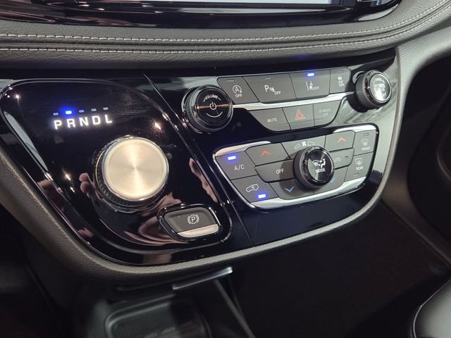 New 2027 Diamond Black Crystal Pearl-Coat Exterior Paint Chrysler Select image 23