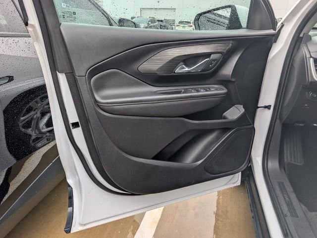 Used 2024 White GMC SLE image 21