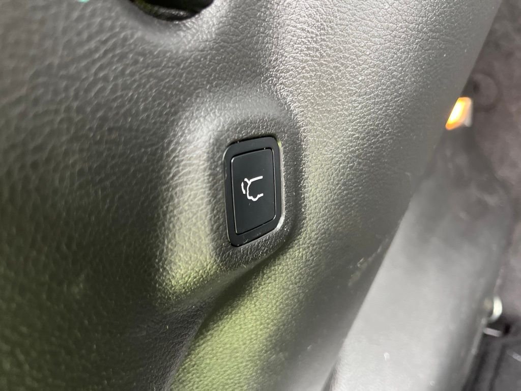 Used 2022 Crystal Metallic Jeep Latitude image 32