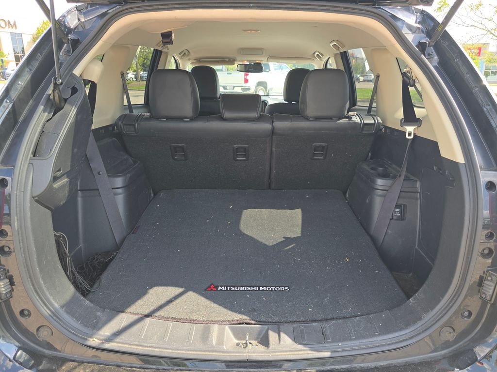 Used 2019 Labrador Black Metallic Mitsubishi  image 15