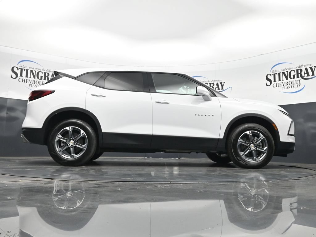 Used 2025 Summit White Chevrolet 2LT image 36