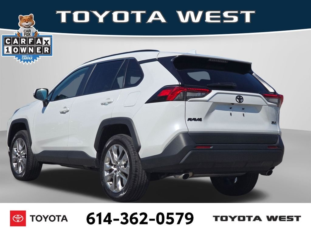 Used 2025 Beige Toyota XLE Premium image 9