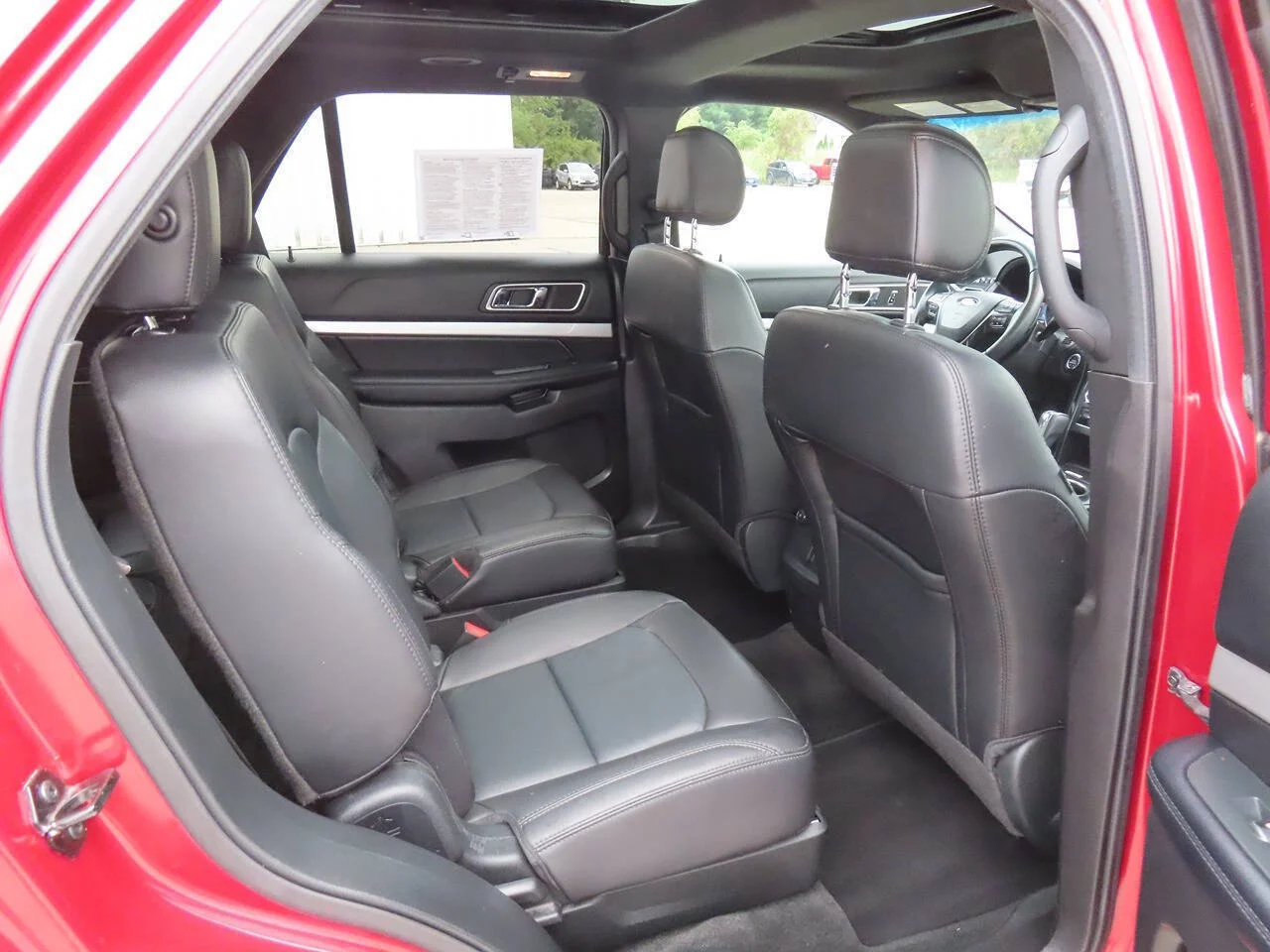 Used 2017 Ruby Red Metallic Tinted Clearcoat Ford XLT AWD 4dr SUV image 9