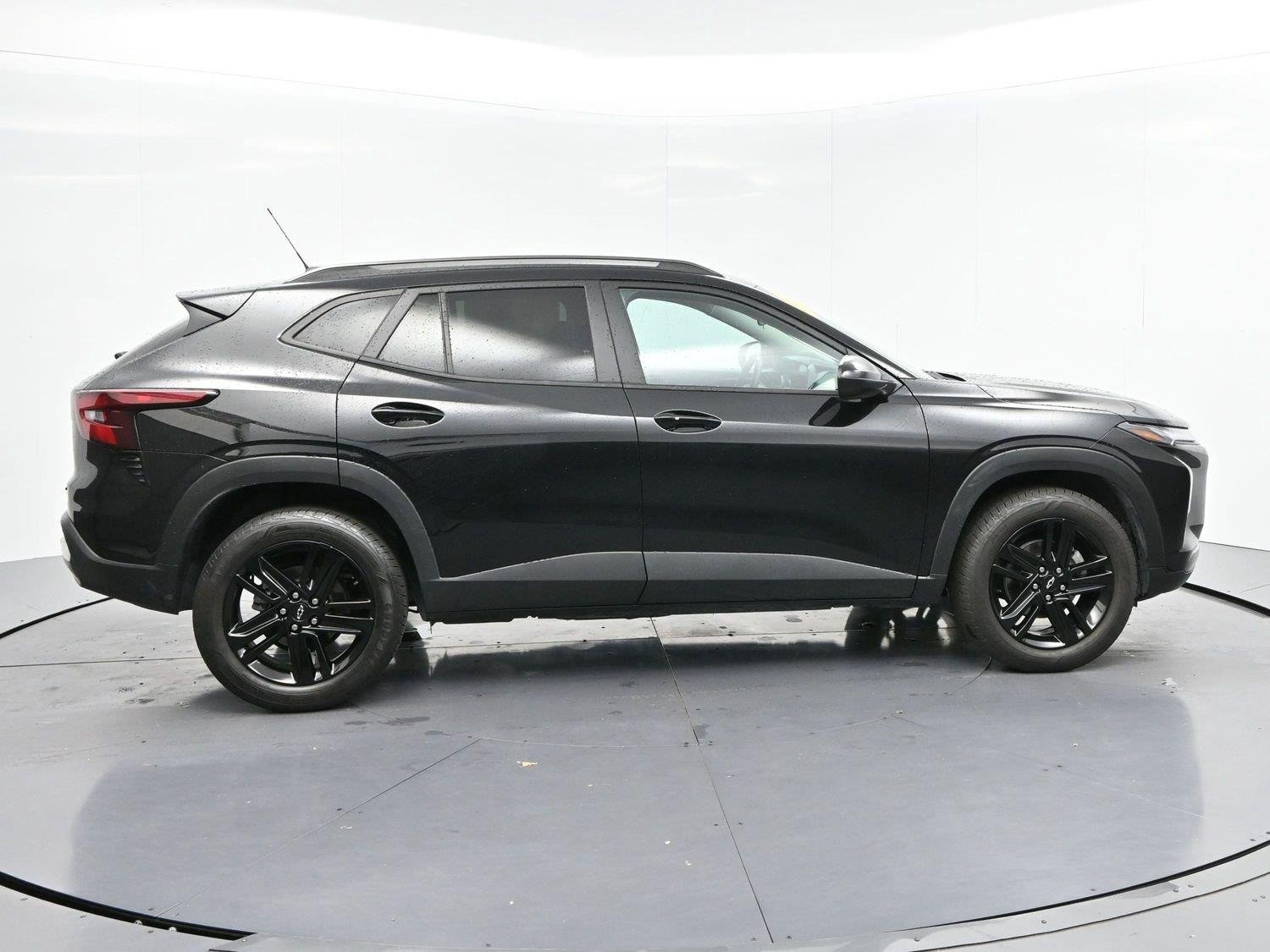 Used 2025 Mosaic Black Metallic Chevrolet ACTIV image 8