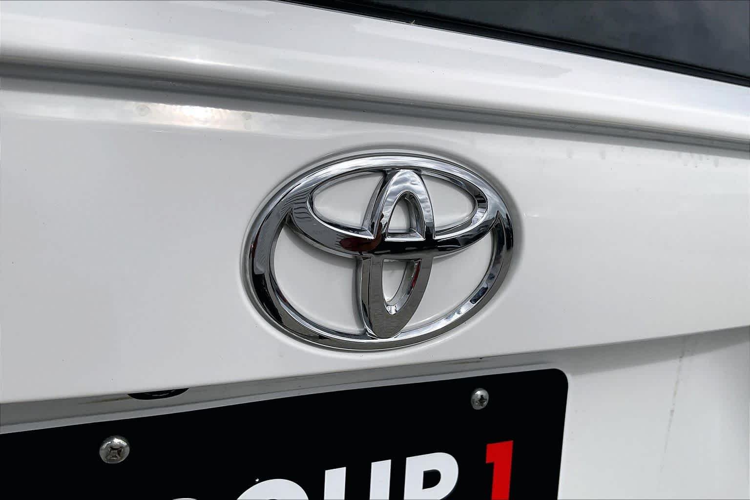 Used 2022 White Toyota LE image 29