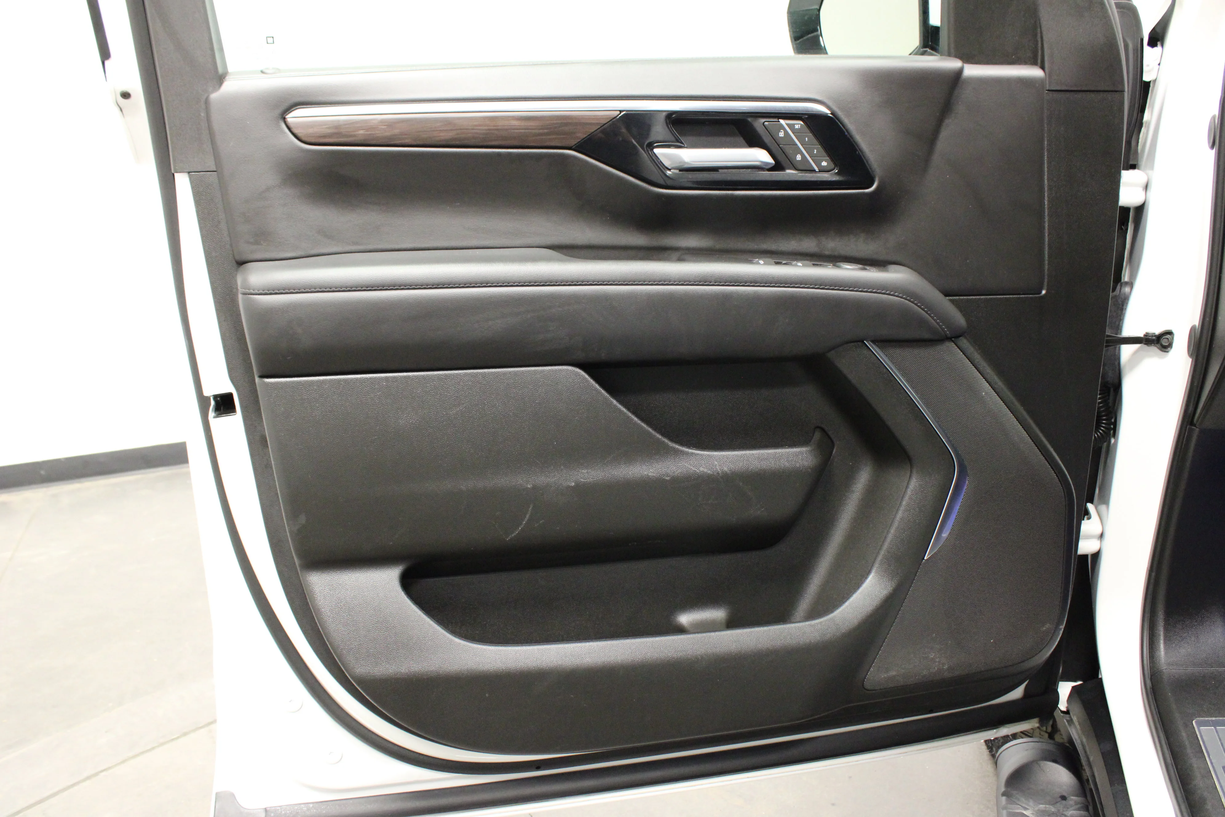 Used 2025 Iridescent Pearl Tricoat Chevrolet Z71 image 20