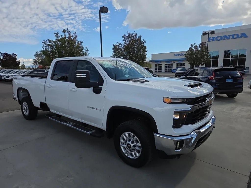 Used 2025 White Chevrolet LT image 3