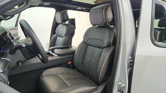 New 2026 Silver-Zynith Exterior Paint Jeep Summit Reserve image 18