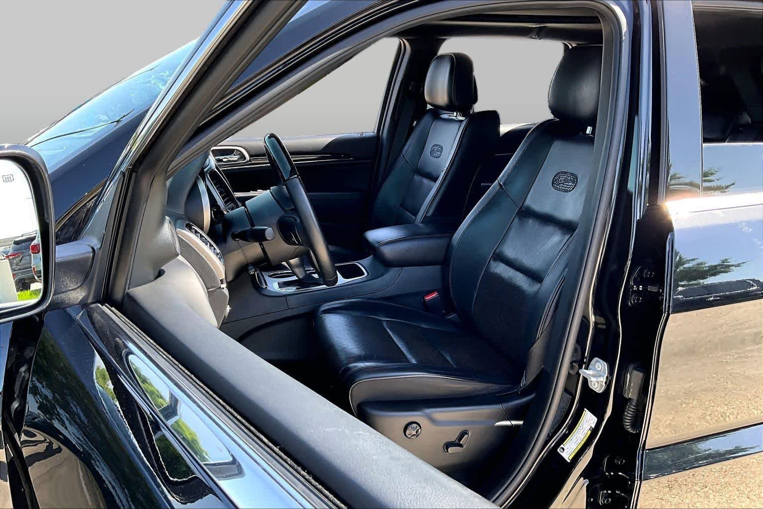 Used 2018 Diamond Black Crystal Pearlcoat Jeep Overland image 8