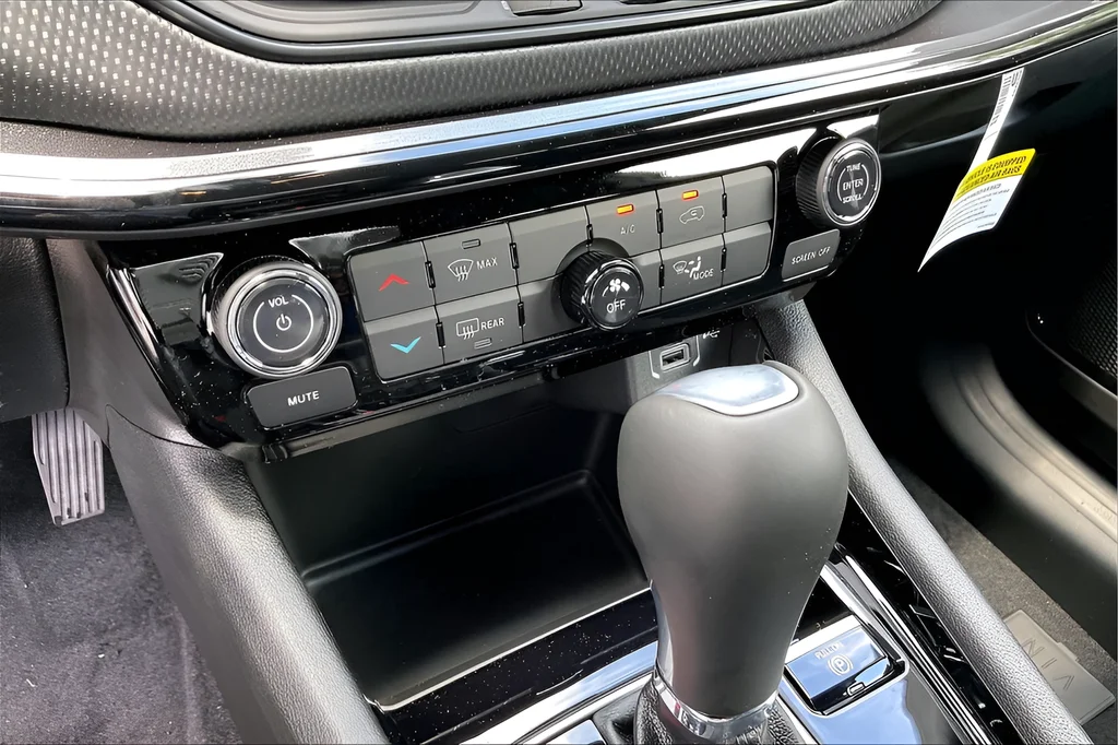 New 2026 Bright White Clearcoat Jeep Latitude image 19
