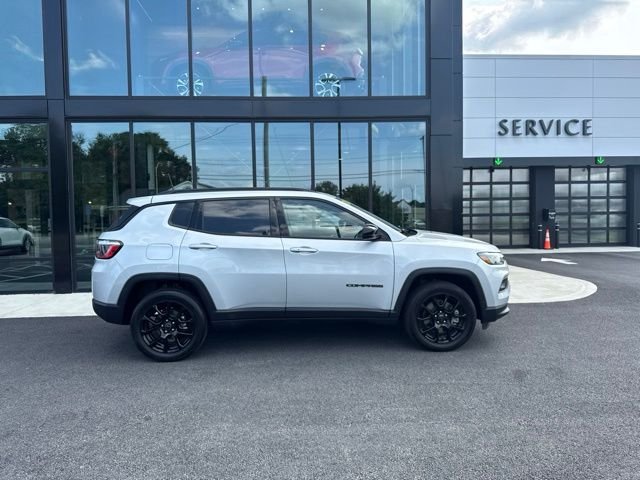 Used 2025 Silver Jeep Latitude image 2
